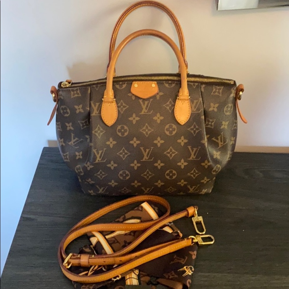 Eye catching 💓LV crossbody💓 - Picture 9 of 16